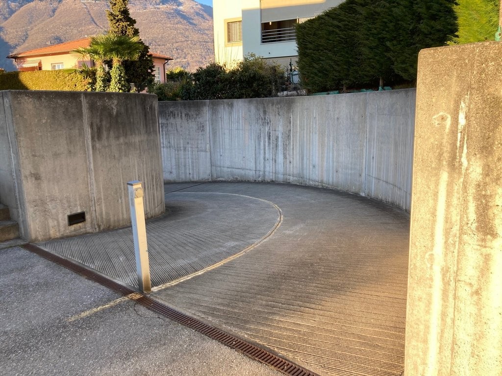 Place souterraine

Le parking se trouve dans un garage pratique et sûr, avec un accès par portail automatique.

Idéal pour ceux qui vivent ou travaillent dans la zone et souhaitent garder leur voiture à l'abri des intempéries et toujours en sécurité.

**Super offre !**
Lors de la conclusion d'un con