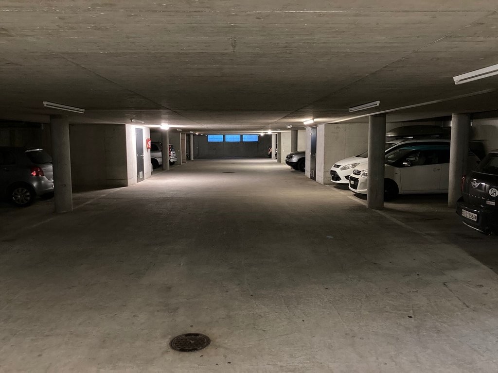 Place souterraine

Le parking se trouve dans un garage pratique et sûr, avec un accès par portail automatique.

Idéal pour ceux qui vivent ou travaillent dans la zone et souhaitent garder leur voiture à l'abri des intempéries et toujours en sécurité.

**Super offre !**
Lors de la conclusion d'un con