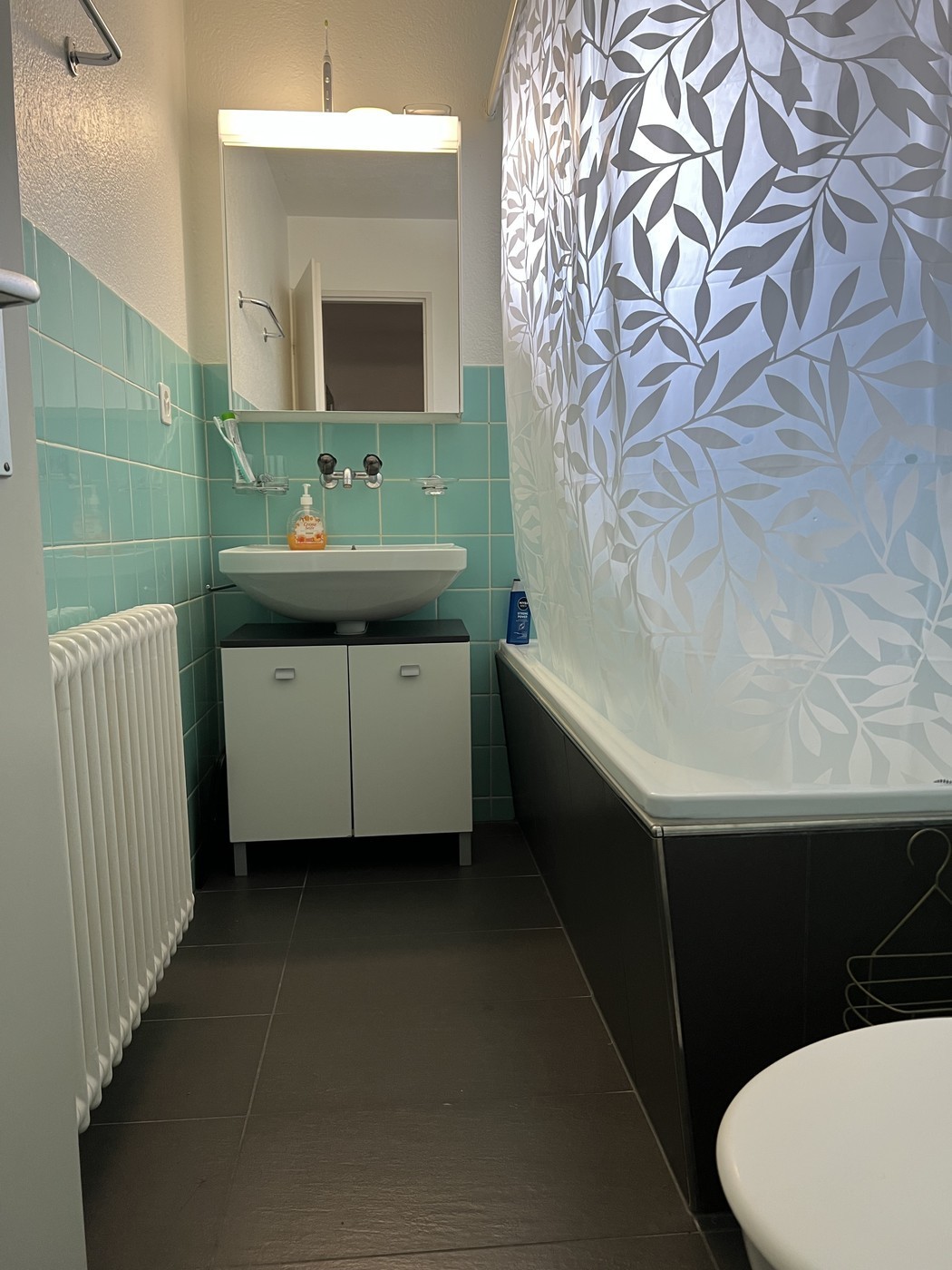 Chambre dans une colocation
Dans notre colocation de 4 pièces chaleureuse, une chambre se libère à partir du 20 octobre. Nous sommes trois et recherchons une personne sympathique qui s'intégrera bien à notre colocation détendue.
L'appartement est situé dans un quartier calme, beau et verdoyant, ma, photo 1 sur 4