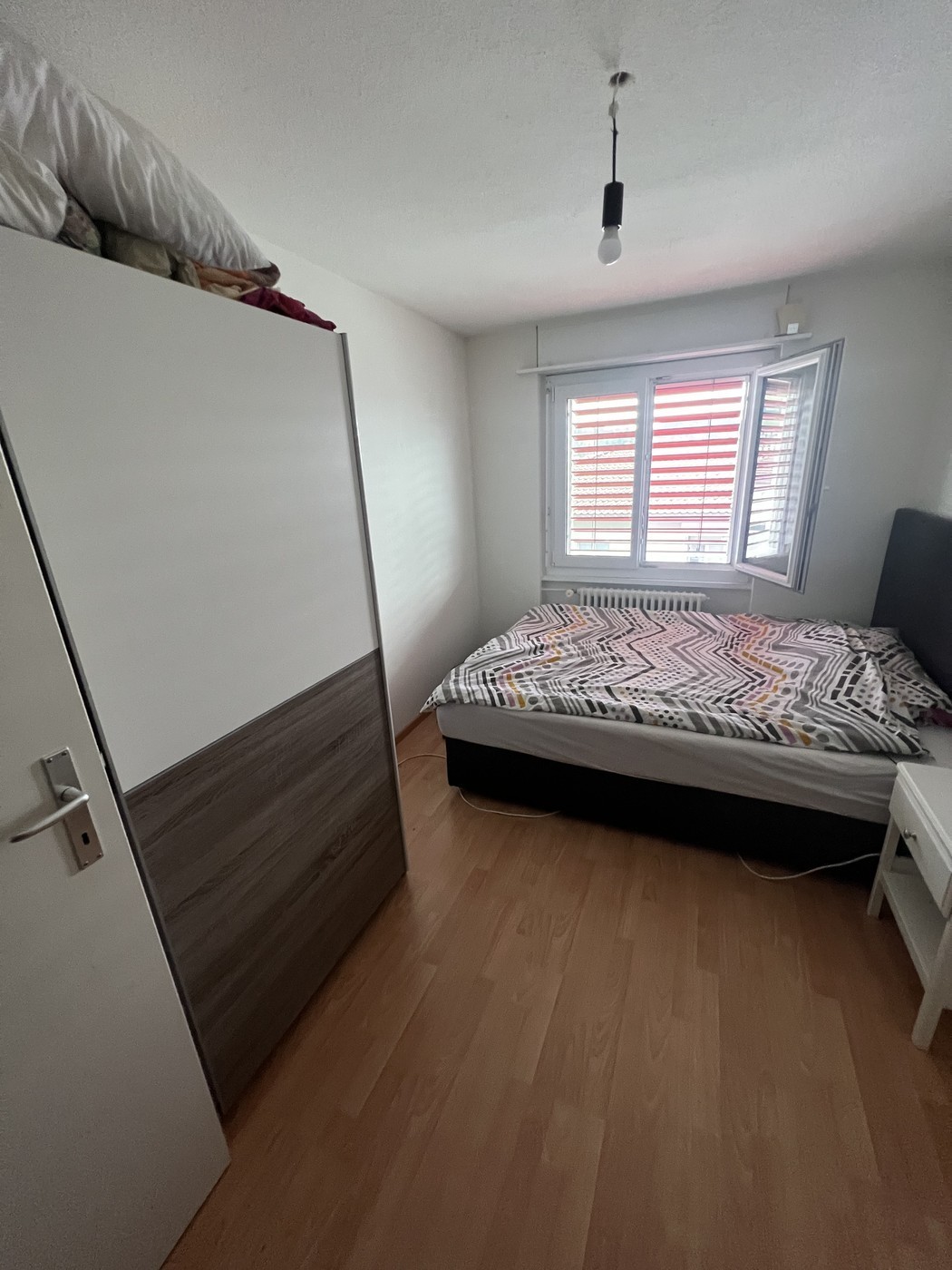 Chambre dans une colocation
Dans notre colocation de 4 pièces chaleureuse, une chambre se libère à partir du 20 octobre. Nous sommes trois et recherchons une personne sympathique qui s'intégrera bien à notre colocation détendue.
L'appartement est situé dans un quartier calme, beau et verdoyant, ma, photo 2 sur 4