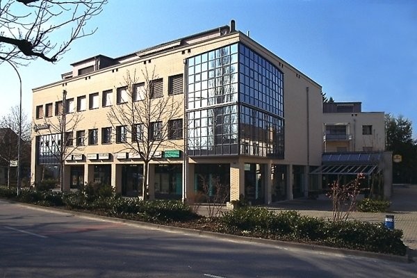 Magasin de 81m²","description":"Au centre de Lyss, nous disposons de divers locaux commerciaux au rez-de-chaussée. Les locaux disposent de larges vitrines, de revêtements de sol en céramique et d'un équipement de base électrique.   
  
Des places de parking en garage souterrain peuvent être louées e