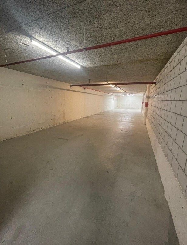 100m² storage room
