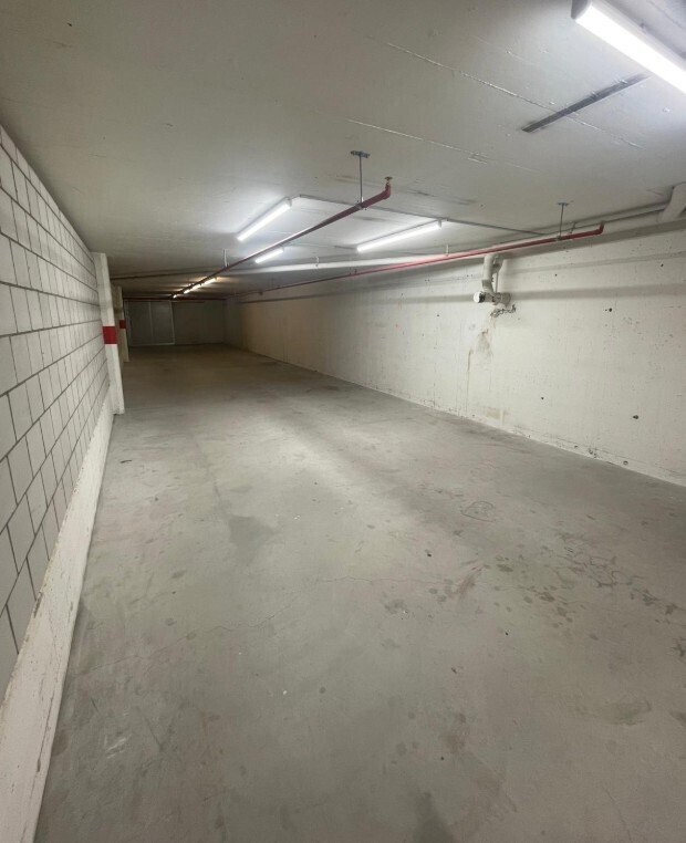 100m² storage room