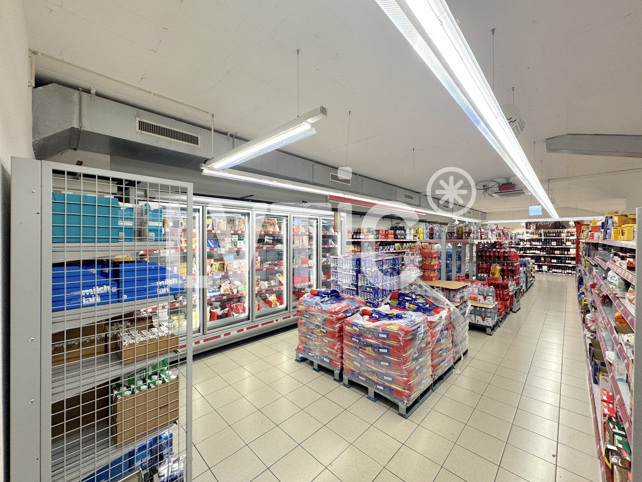 432m² shop
