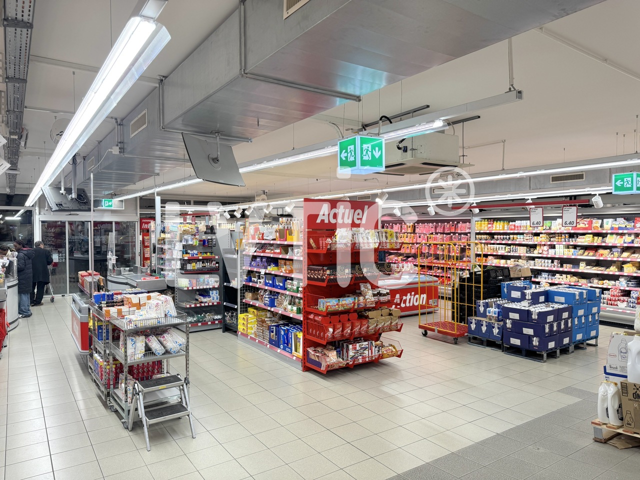 432m² shop