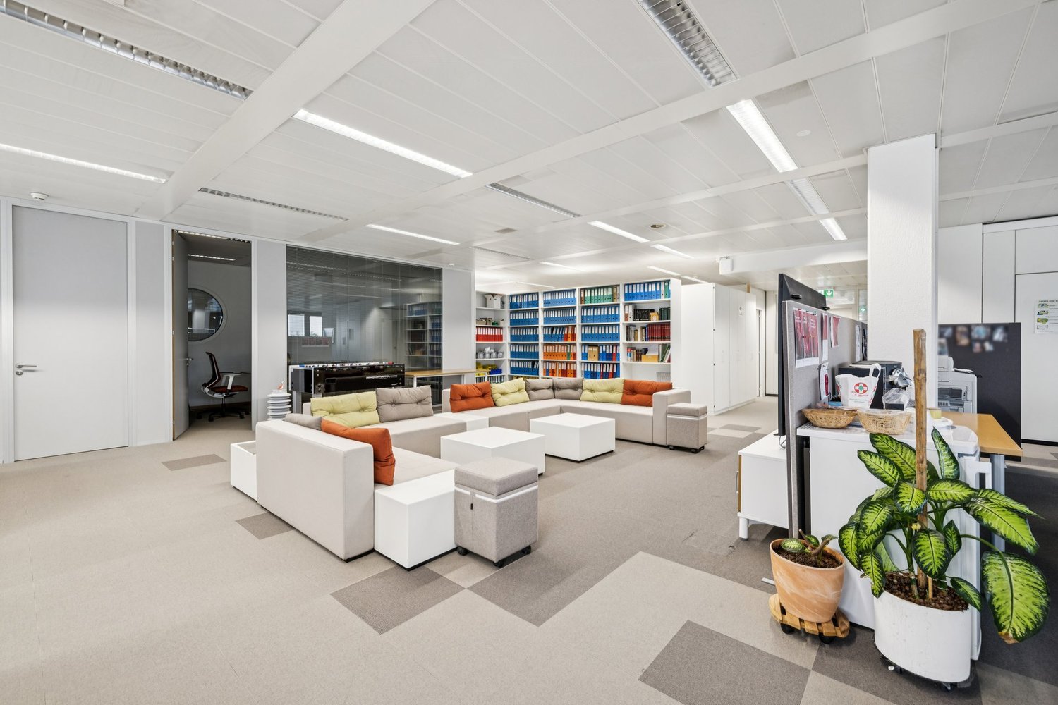 600m² office