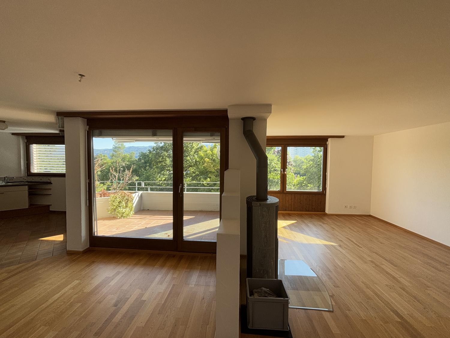 Appartement de 3 ½ pièces

Recherche de repreneur pour un spacieux appartement de 3,5 pièces. Celui-ci séduit par sa vue et son aménagement chaleureux. Pour le 1er décembre 2026.

- Cuisine lumineuse avec beaucoup de rangements, des appareils de haute qualité et un sol en carrelage facile d'entretie, photo 2 sur 10