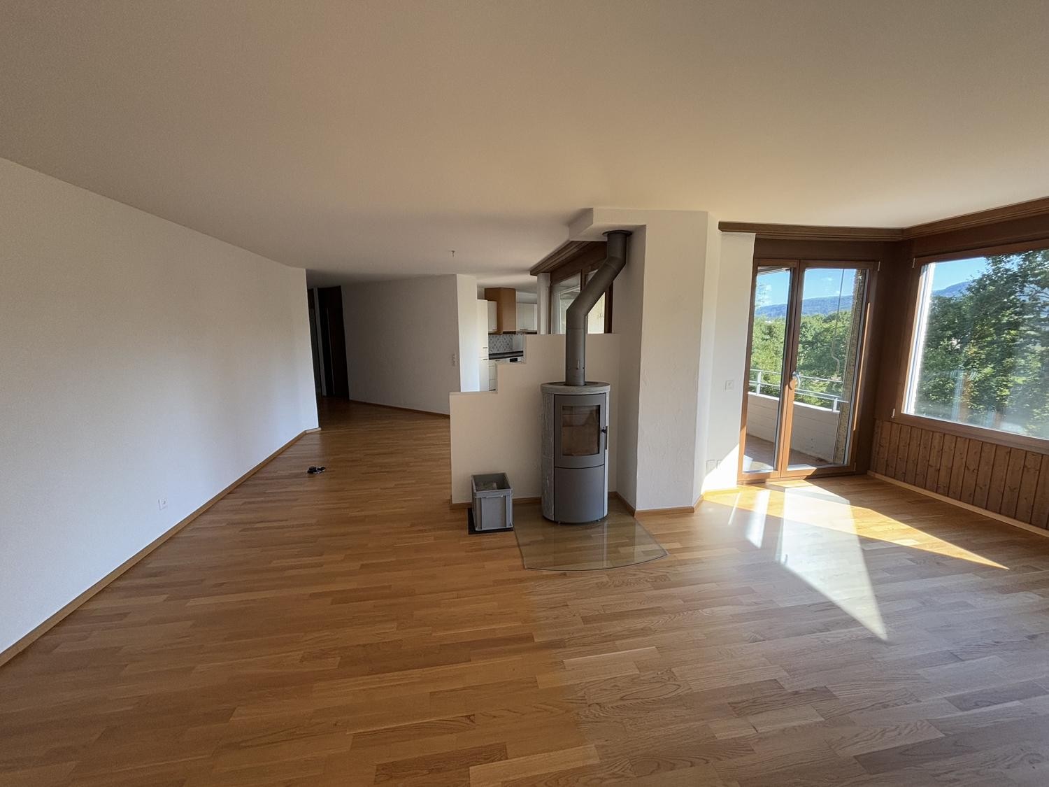 Appartement de 3 ½ pièces

Recherche de repreneur pour un spacieux appartement de 3,5 pièces. Celui-ci séduit par sa vue et son aménagement chaleureux. Pour le 1er décembre 2026.

- Cuisine lumineuse avec beaucoup de rangements, des appareils de haute qualité et un sol en carrelage facile d'entretie, photo 1 sur 10