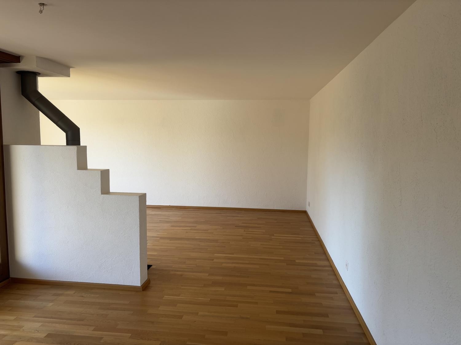 Appartement de 3 ½ pièces

Recherche de repreneur pour un spacieux appartement de 3,5 pièces. Celui-ci séduit par sa vue et son aménagement chaleureux. Pour le 1er décembre 2026.

- Cuisine lumineuse avec beaucoup de rangements, des appareils de haute qualité et un sol en carrelage facile d'entretie, photo 4 sur 10