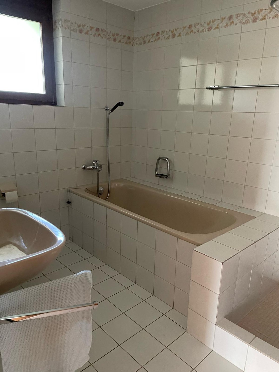Appartement de 3 ½ pièces

Recherche de repreneur pour un spacieux appartement de 3,5 pièces. Celui-ci séduit par sa vue et son aménagement chaleureux. Pour le 1er décembre 2026.

- Cuisine lumineuse avec beaucoup de rangements, des appareils de haute qualité et un sol en carrelage facile d'entretie, photo 8 sur 10