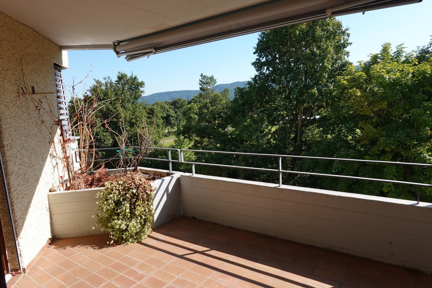 Appartement de 3 ½ pièces

Recherche de repreneur pour un spacieux appartement de 3,5 pièces. Celui-ci séduit par sa vue et son aménagement chaleureux. Pour le 1er décembre 2026.

- Cuisine lumineuse avec beaucoup de rangements, des appareils de haute qualité et un sol en carrelage facile d'entretie, photo 6 sur 10