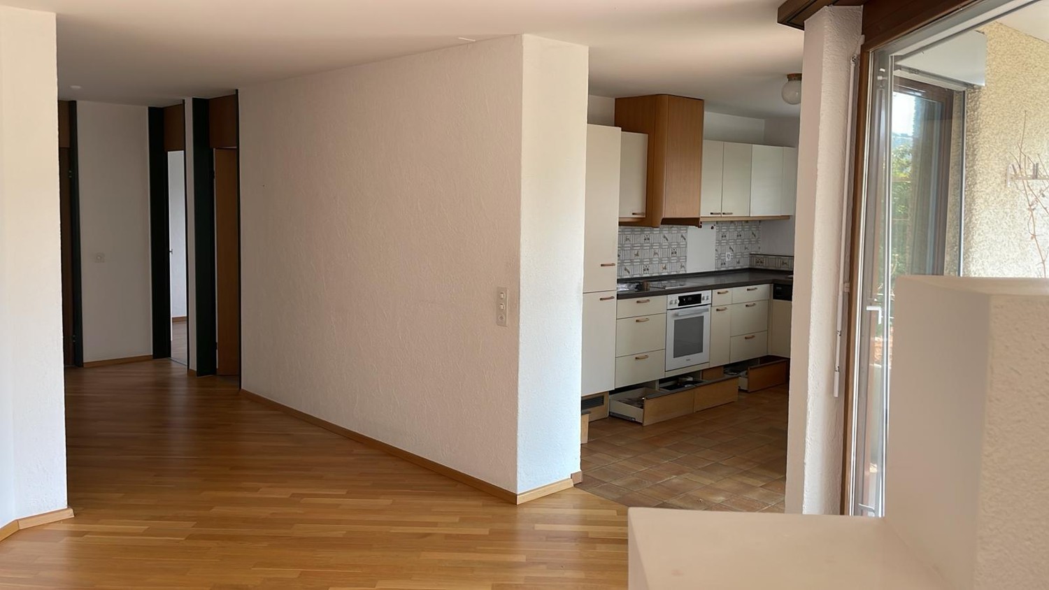 Appartement de 3 ½ pièces

Recherche de repreneur pour un spacieux appartement de 3,5 pièces. Celui-ci séduit par sa vue et son aménagement chaleureux. Pour le 1er décembre 2026.

- Cuisine lumineuse avec beaucoup de rangements, des appareils de haute qualité et un sol en carrelage facile d'entretie, photo 7 sur 10