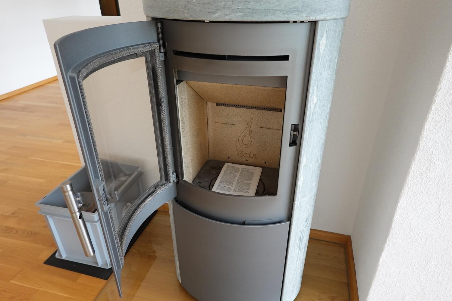 Appartement de 3 ½ pièces

Recherche de repreneur pour un spacieux appartement de 3,5 pièces. Celui-ci séduit par sa vue et son aménagement chaleureux. Pour le 1er décembre 2026.

- Cuisine lumineuse avec beaucoup de rangements, des appareils de haute qualité et un sol en carrelage facile d'entretie, photo 5 sur 10