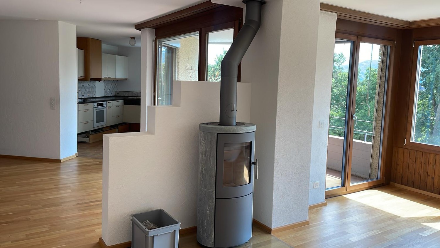 Appartement de 3 ½ pièces

Recherche de repreneur pour un spacieux appartement de 3,5 pièces. Celui-ci séduit par sa vue et son aménagement chaleureux. Pour le 1er décembre 2026.

- Cuisine lumineuse avec beaucoup de rangements, des appareils de haute qualité et un sol en carrelage facile d'entretie, photo 3 sur 10
