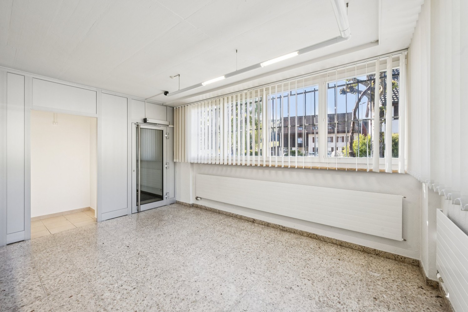 102m² office