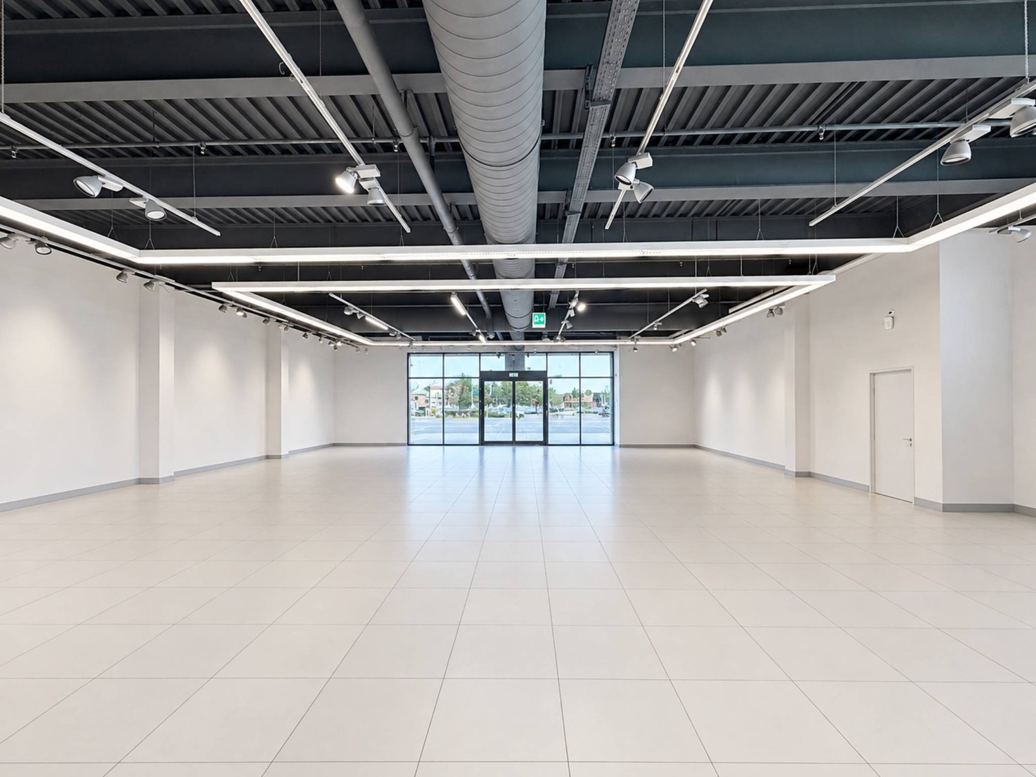 946m² arcade