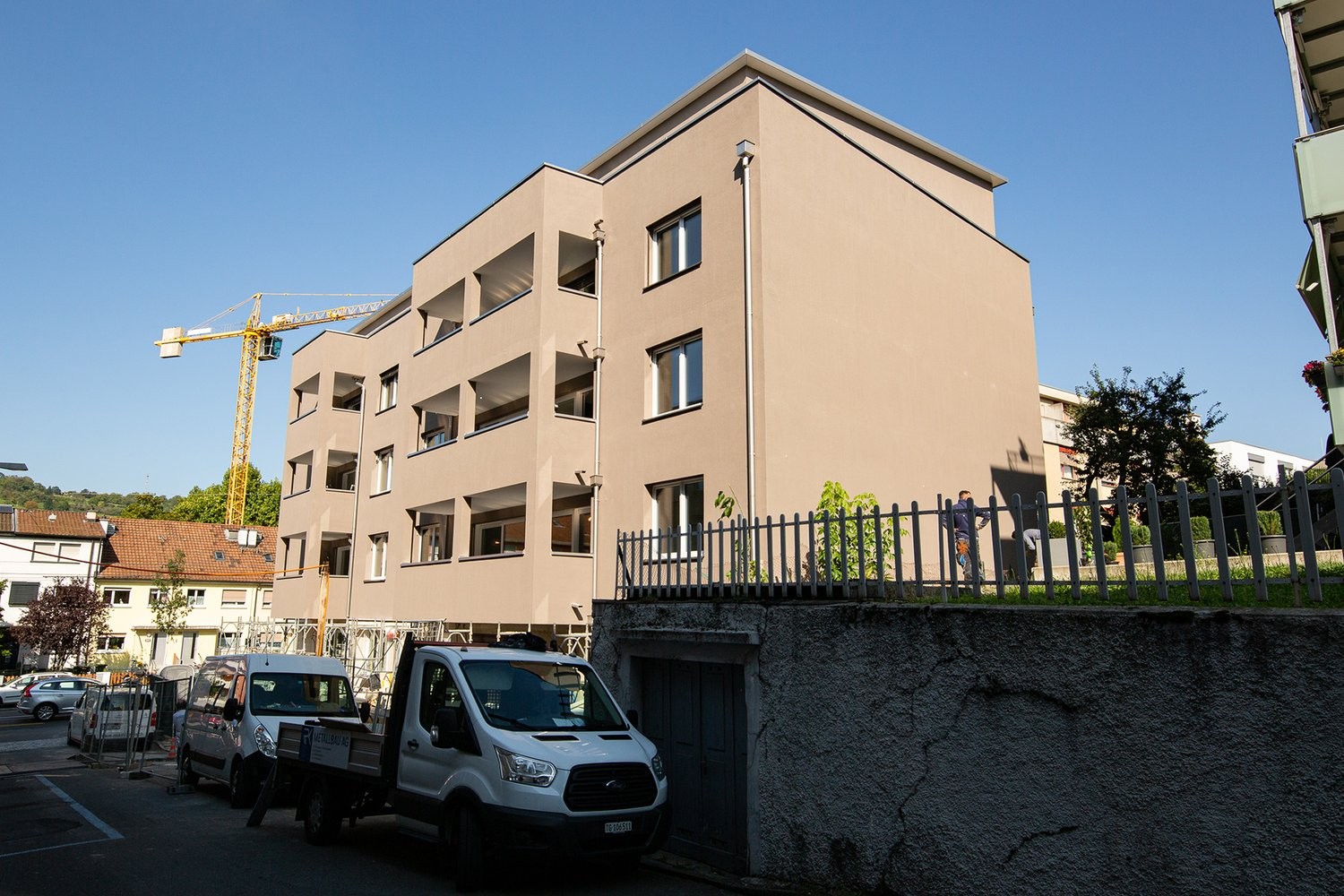 Nous louons, immédiatement ou à convenir, cette place de stationnement pour moto à la Lörracherstrasse 146 à Riehen.

Loyer CHF 50.- / mois (hors TVA locataires internes)

Nous nous réjouissons de votre prise de contact.
