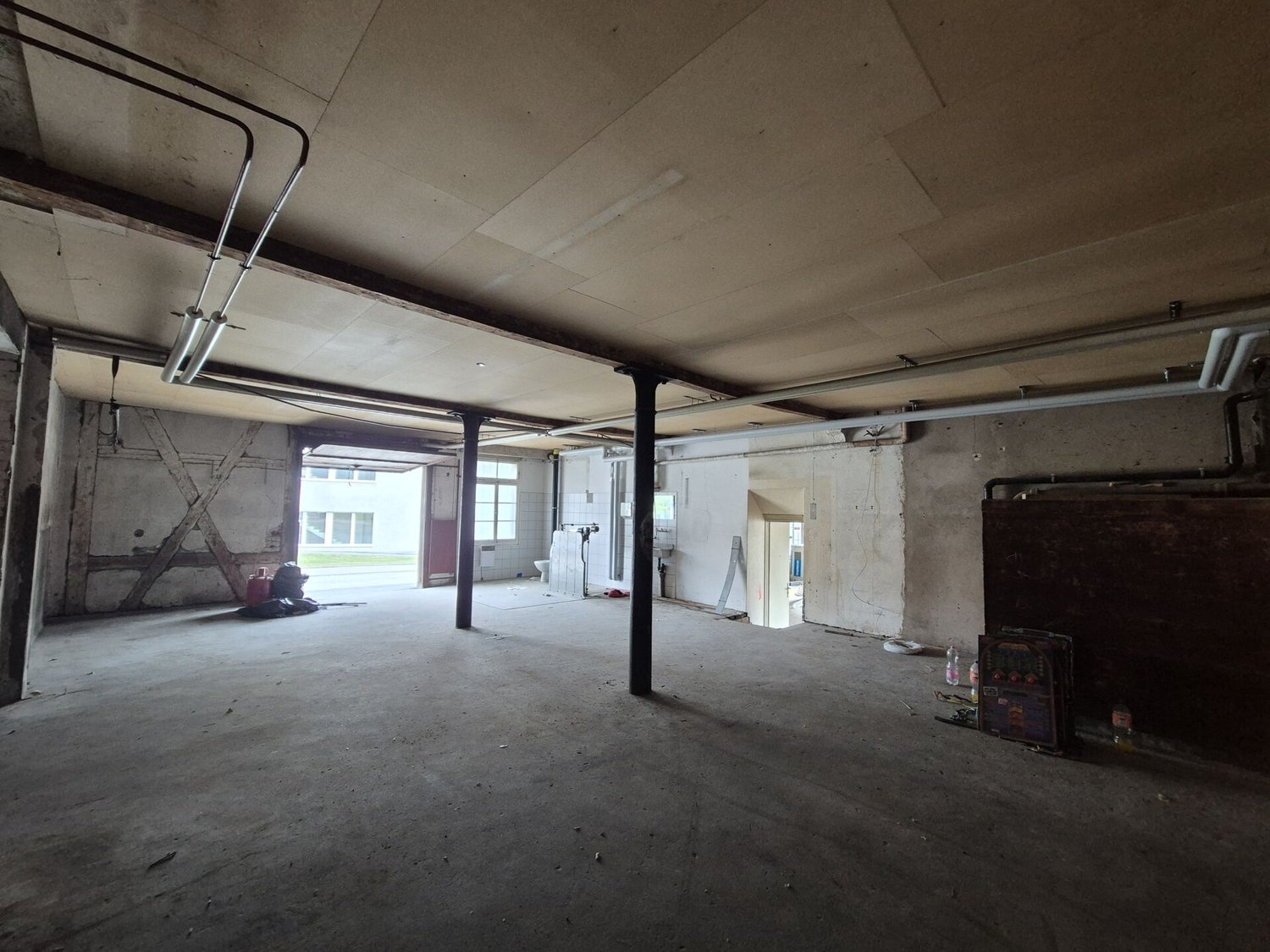 136m² commercial