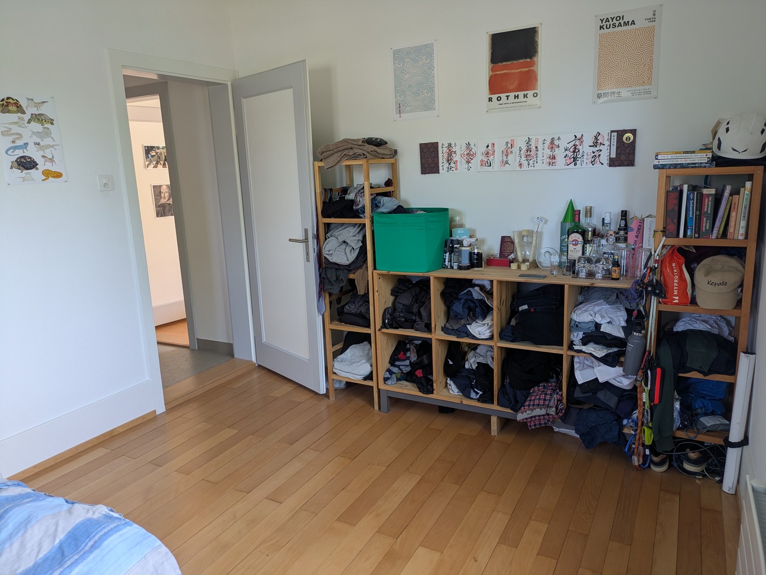 Chambre dans une colocation

Nous recherchons un(e) colocataire incroyable pour reprendre une chambre dans notre appartement de deux personnes d'octobre à février (certaine flexibilité possible sur les dates). L'appartement est meublé (option pour que la chambre soit entièrement meublée ou non meubl