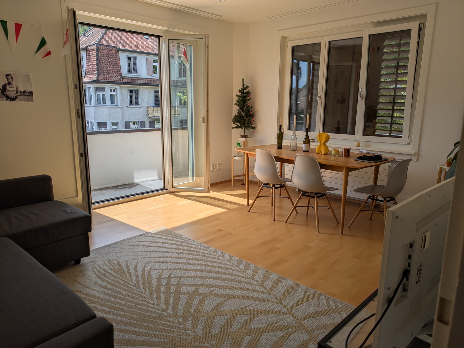 Chambre dans une colocation

Nous recherchons un(e) colocataire incroyable pour reprendre une chambre dans notre appartement de deux personnes d'octobre à février (certaine flexibilité possible sur les dates). L'appartement est meublé (option pour que la chambre soit entièrement meublée ou non meubl