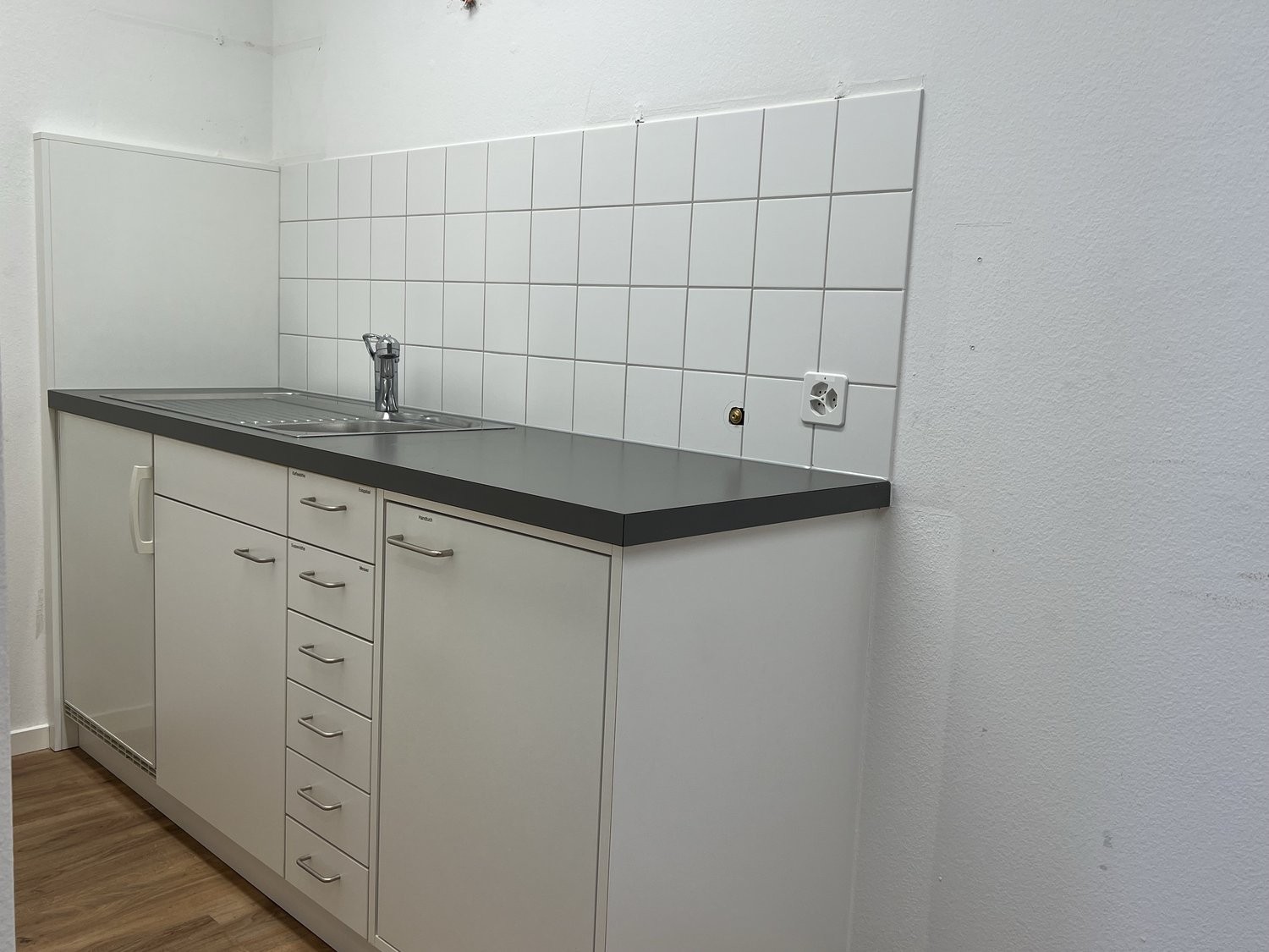 Bureaux de 79m²

Nous louons, immédiatement ou à convenir, un local de bureaux/commercial lumineux et polyvalent comprenant deux pièces, des WC et un petit coin cuisine.

L'objet offre les avantages suivants :
- env. 80 m² de surface
- objet avec de grandes façades vitrées
- WC séparés
- petit coin 