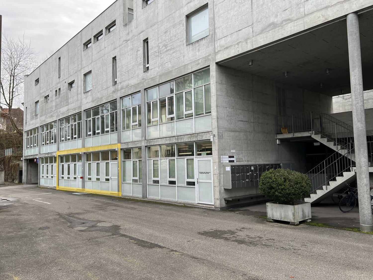 Bureaux de 79m²

Nous louons, immédiatement ou à convenir, un local de bureaux/commercial lumineux et polyvalent comprenant deux pièces, des WC et un petit coin cuisine.

L'objet offre les avantages suivants :
- env. 80 m² de surface
- objet avec de grandes façades vitrées
- WC séparés
- petit coin 