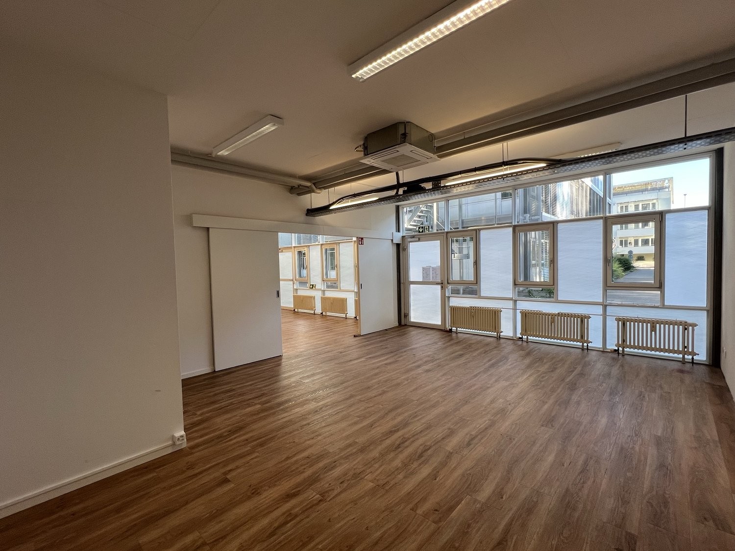 Bureaux de 79m²

Nous louons, immédiatement ou à convenir, un local de bureaux/commercial lumineux et polyvalent comprenant deux pièces, des WC et un petit coin cuisine.

L'objet offre les avantages suivants :
- env. 80 m² de surface
- objet avec de grandes façades vitrées
- WC séparés
- petit coin 