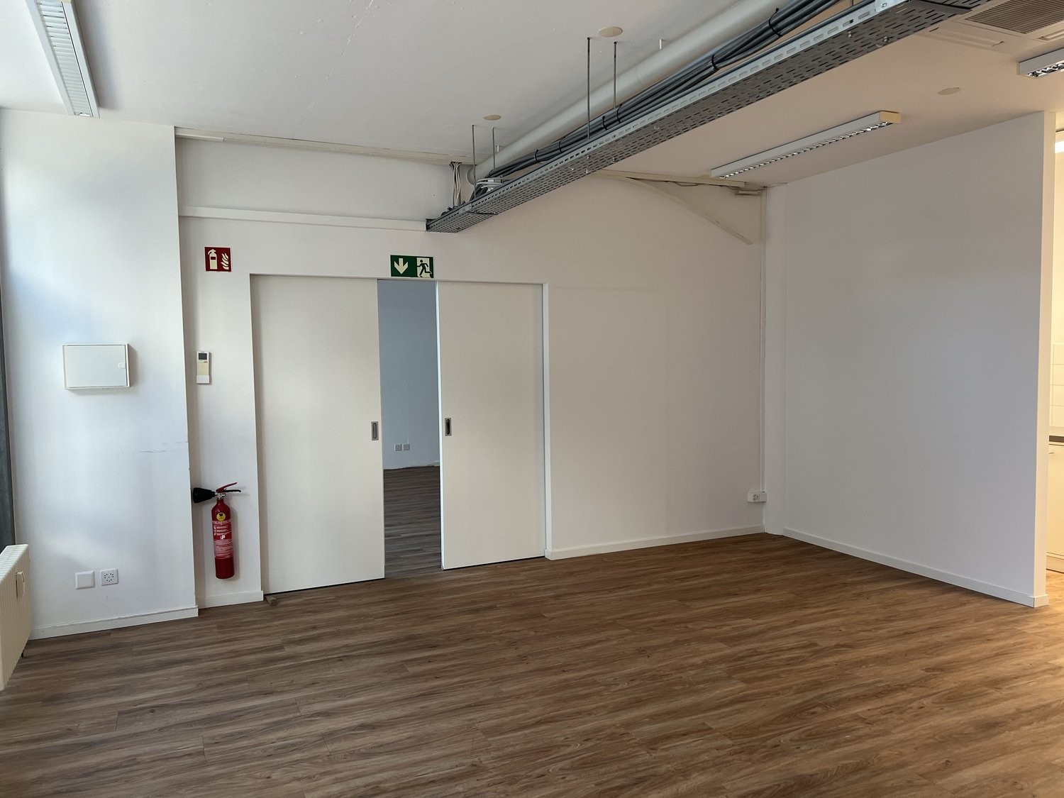 Bureaux de 79m²

Nous louons, immédiatement ou à convenir, un local de bureaux/commercial lumineux et polyvalent comprenant deux pièces, des WC et un petit coin cuisine.

L'objet offre les avantages suivants :
- env. 80 m² de surface
- objet avec de grandes façades vitrées
- WC séparés
- petit coin 