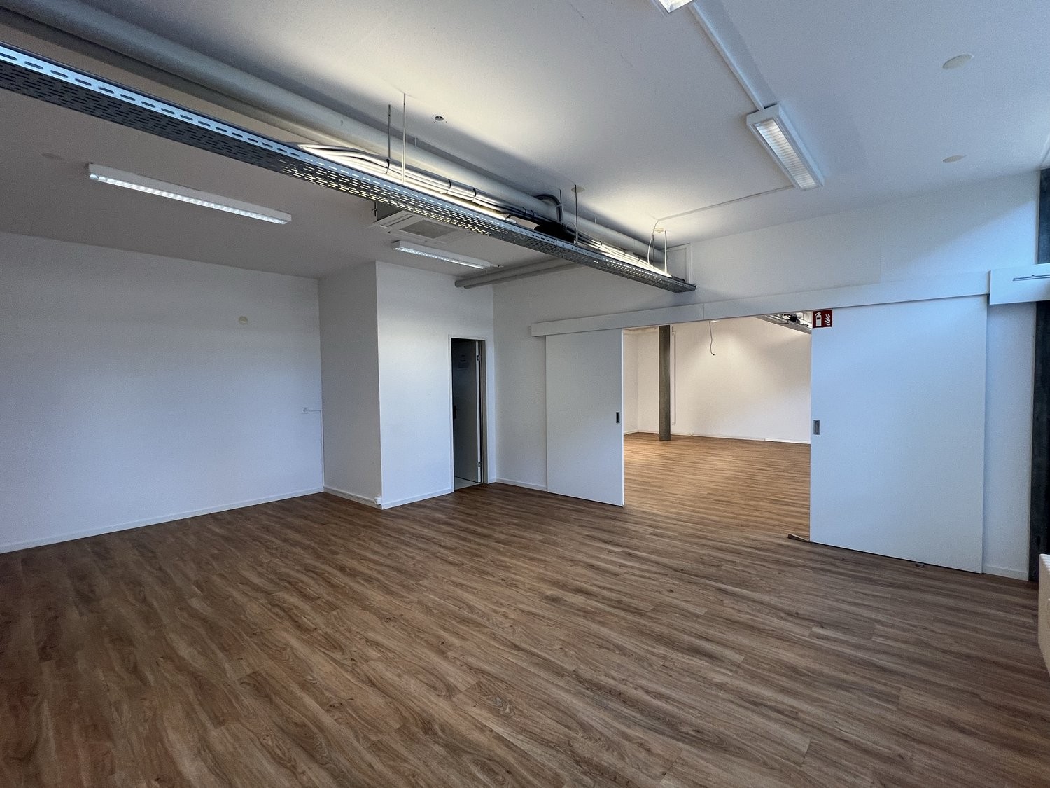 Bureaux de 79m²

Nous louons, immédiatement ou à convenir, un local de bureaux/commercial lumineux et polyvalent comprenant deux pièces, des WC et un petit coin cuisine.

L'objet offre les avantages suivants :
- env. 80 m² de surface
- objet avec de grandes façades vitrées
- WC séparés
- petit coin 