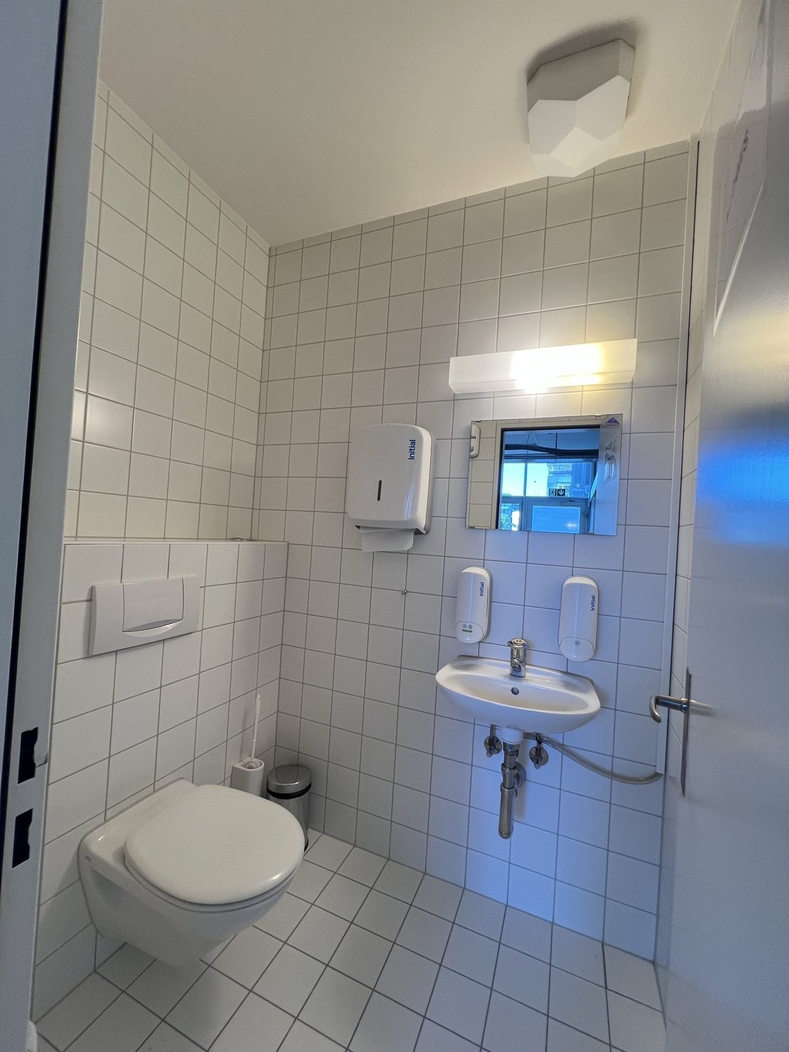 Bureaux de 79m²

Nous louons, immédiatement ou à convenir, un local de bureaux/commercial lumineux et polyvalent comprenant deux pièces, des WC et un petit coin cuisine.

L'objet offre les avantages suivants :
- env. 80 m² de surface
- objet avec de grandes façades vitrées
- WC séparés
- petit coin 