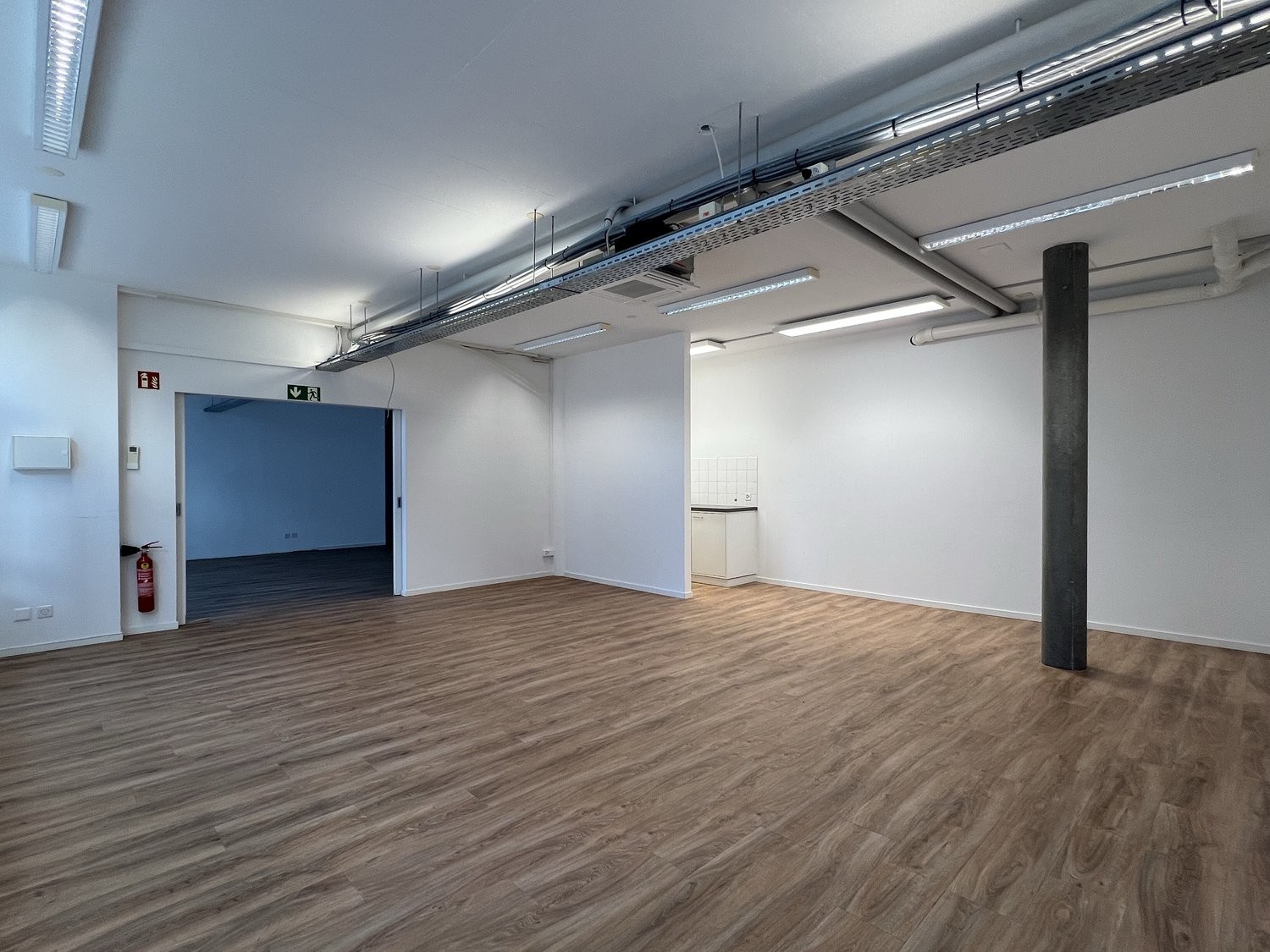 Bureaux de 79m²

Nous louons, immédiatement ou à convenir, un local de bureaux/commercial lumineux et polyvalent comprenant deux pièces, des WC et un petit coin cuisine.

L'objet offre les avantages suivants :
- env. 80 m² de surface
- objet avec de grandes façades vitrées
- WC séparés
- petit coin 