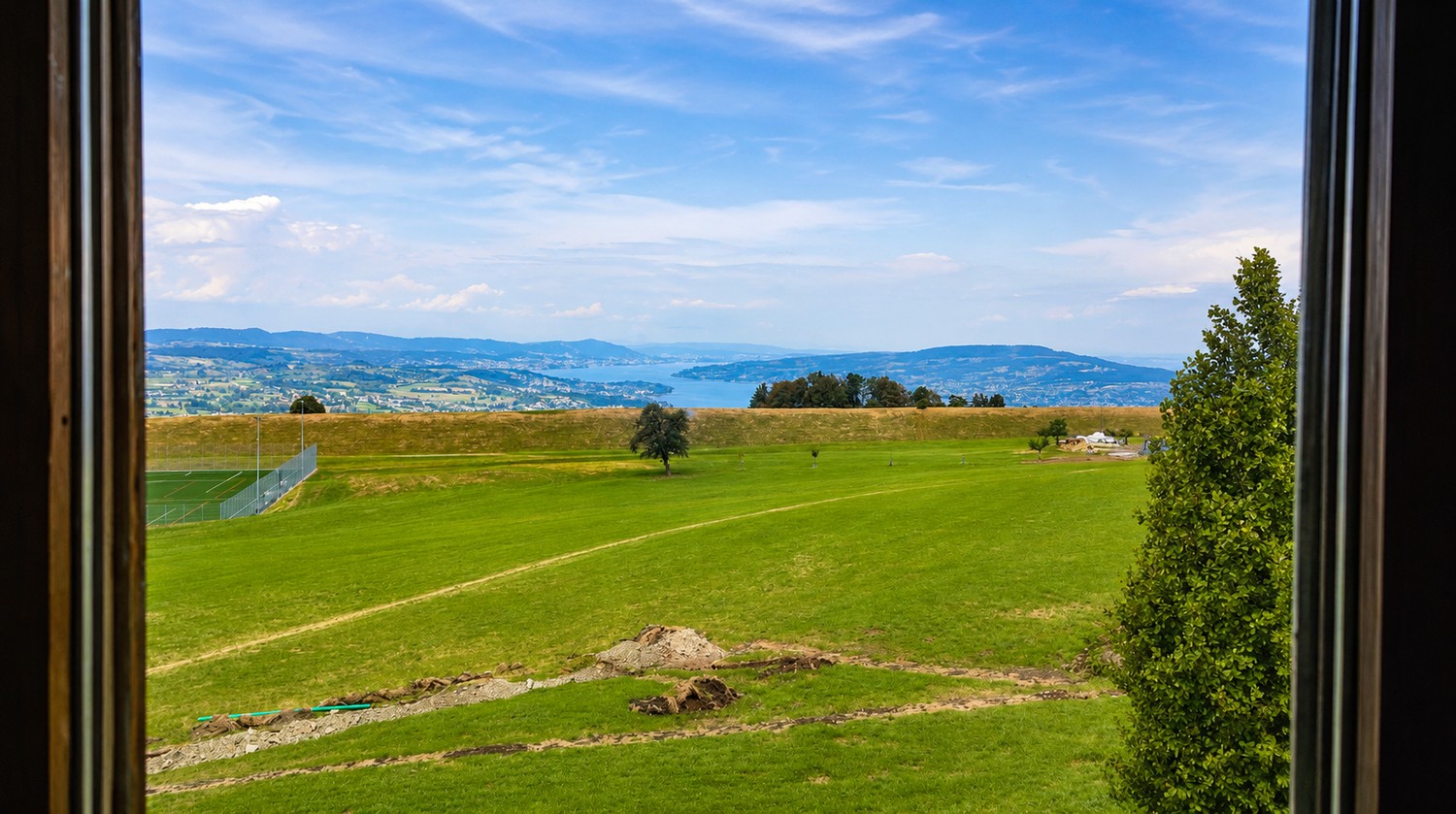 Chambre dans une colocation

Chambre lumineuse et meublée disponible à la location dans un endroit paisible avec de magnifiques vues panoramiques sur le lac, les montagnes et la campagne environnante.  
L'appartement offre un espace de vie commun spacieux, une cuisine entièrement équipée et une sall, photo 5 sur 5