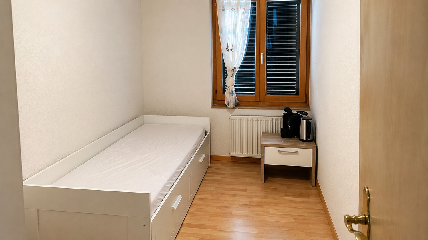 Chambre dans une colocation

Chambre lumineuse et meublée disponible à la location dans un endroit paisible avec de magnifiques vues panoramiques sur le lac, les montagnes et la campagne environnante.  
L'appartement offre un espace de vie commun spacieux, une cuisine entièrement équipée et une sall, photo 1 sur 5