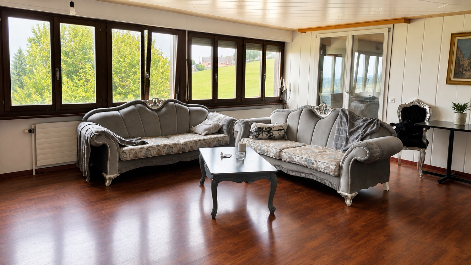 Chambre dans une colocation

Chambre lumineuse et meublée disponible à la location dans un endroit paisible avec de magnifiques vues panoramiques sur le lac, les montagnes et la campagne environnante.  
L'appartement offre un espace de vie commun spacieux, une cuisine entièrement équipée et une sall, photo 4 sur 5