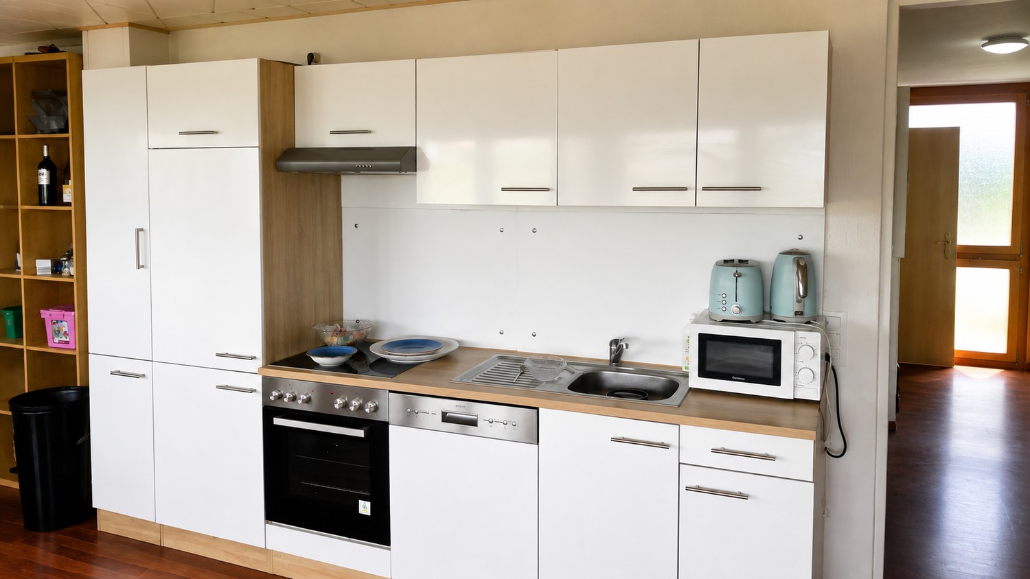 Chambre dans une colocation

Chambre lumineuse et meublée disponible à la location dans un endroit paisible avec de magnifiques vues panoramiques sur le lac, les montagnes et la campagne environnante.  
L'appartement offre un espace de vie commun spacieux, une cuisine entièrement équipée et une sall, photo 3 sur 5