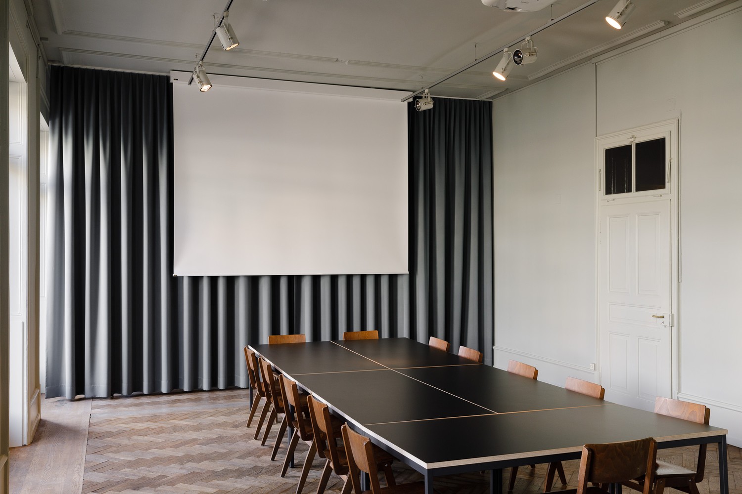 Bureau de 70m², photo 1 sur 4
