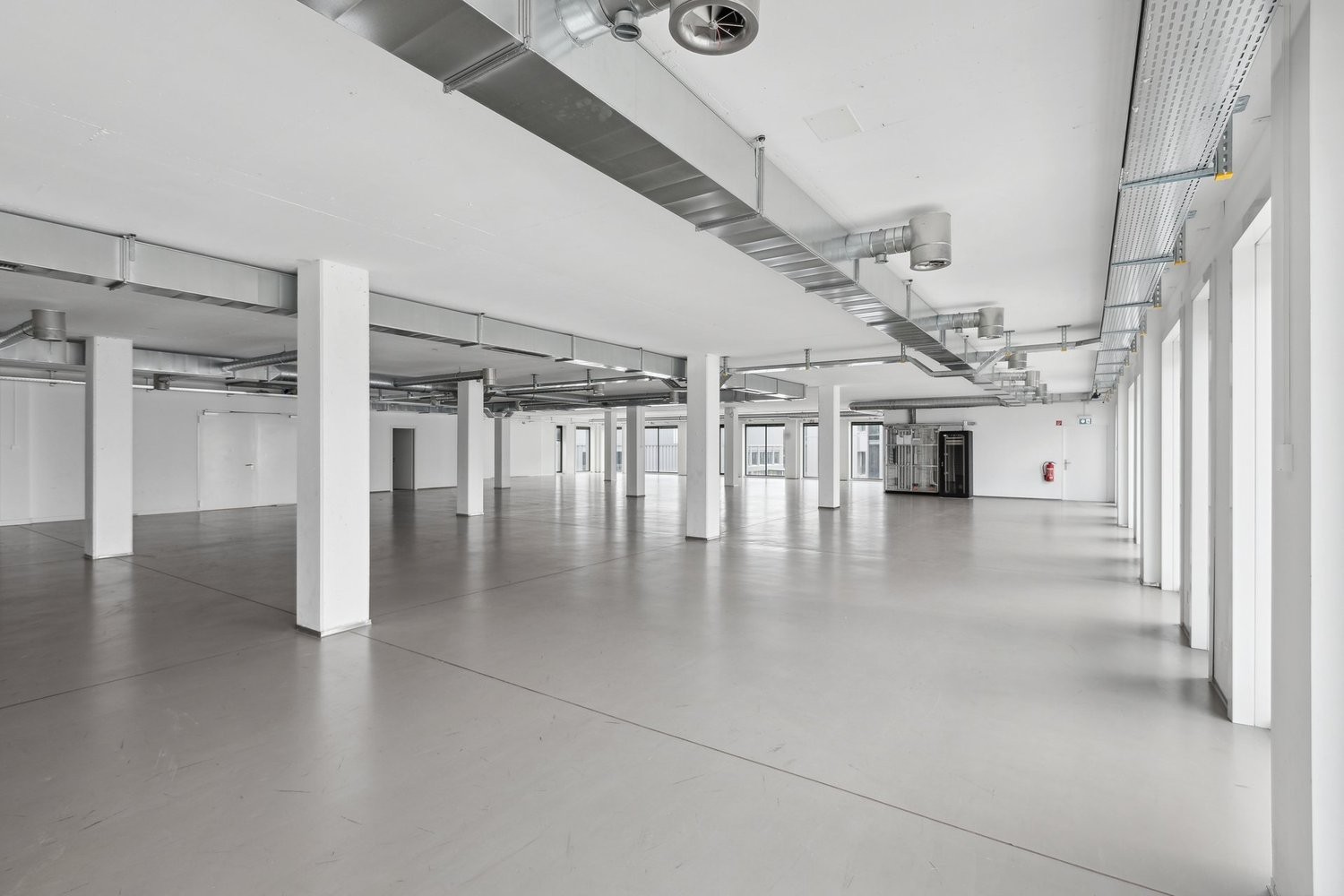 450m² living / commercial building, photo 3 sur 4