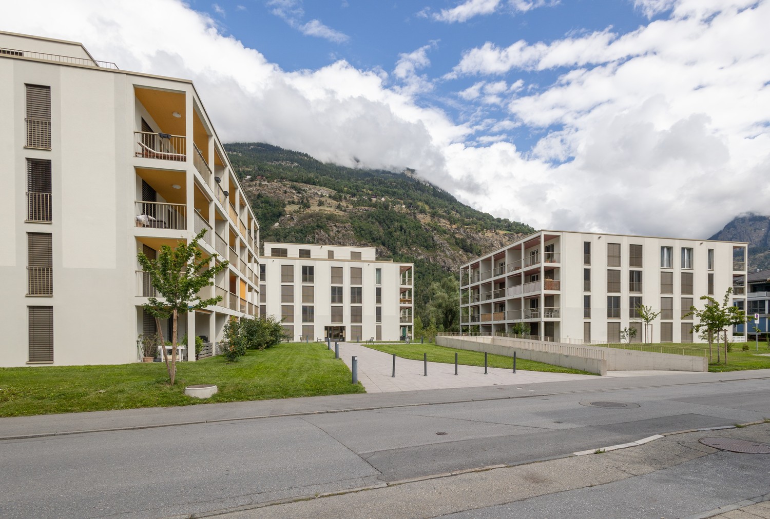 Ab sofort sind Parkplätze in der Einstellhalle im MFH Dreipark in Glis (Jesuitenweg 28/30/32) zu vermieten.  
  
Zu vermieten sind:  
  

*   Parkplätze in der Tiefgarage CHF 125.00 / Monat

Hinweis: zzgl. Mwst. auf den Preis von CHF 125.00 / Monat für Mieter, welche nicht in der Überbauung wohnen. 