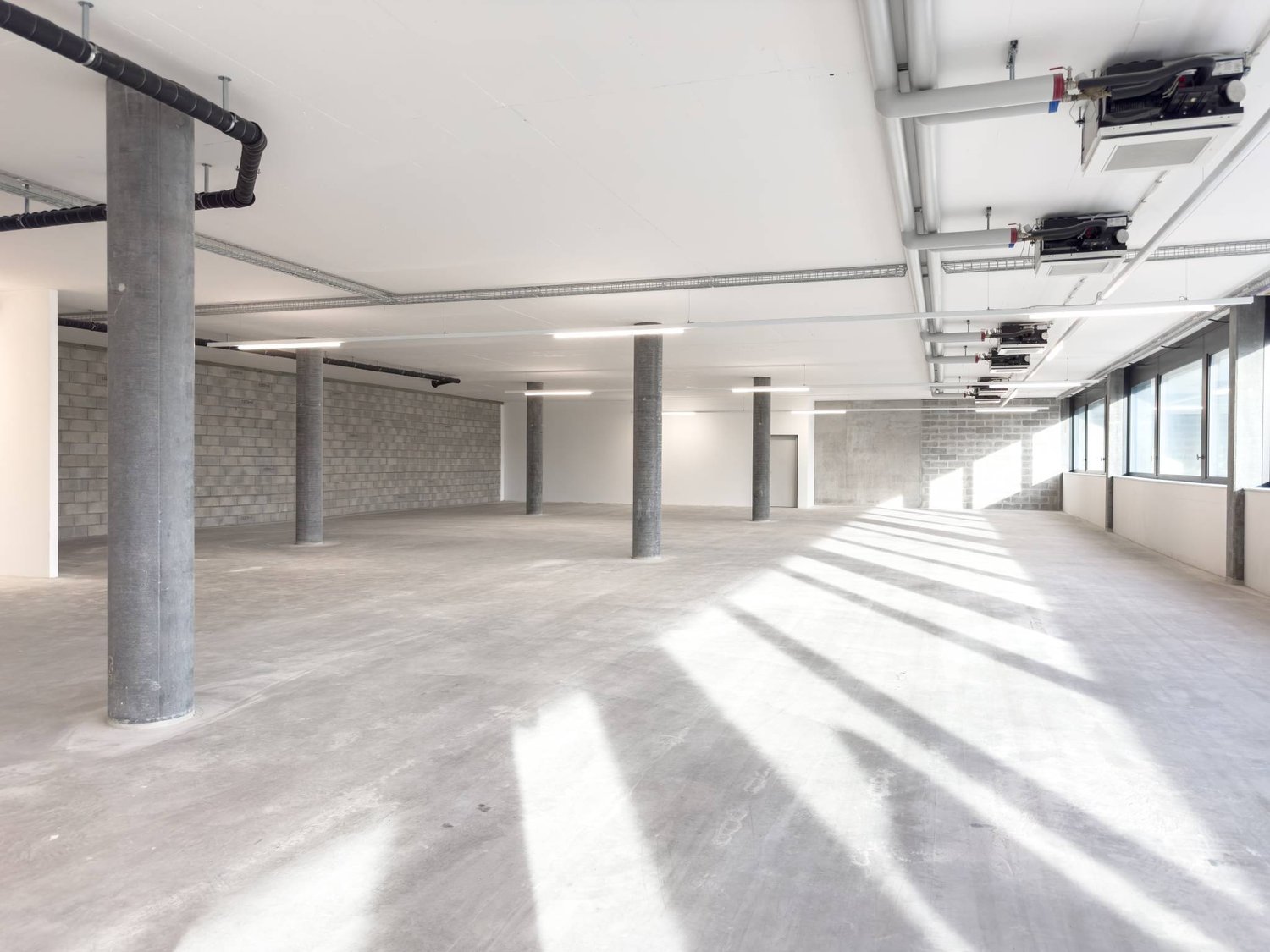 150m² commercial, photo 1 sur 8