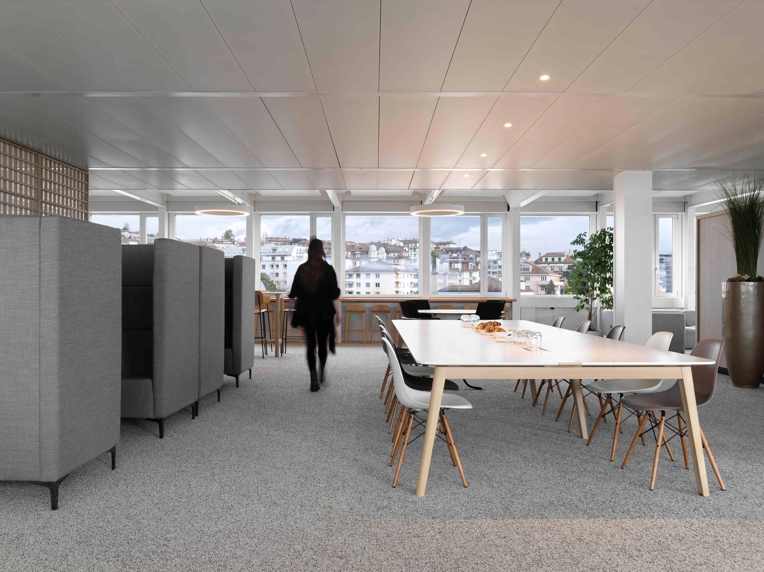 1294m² office