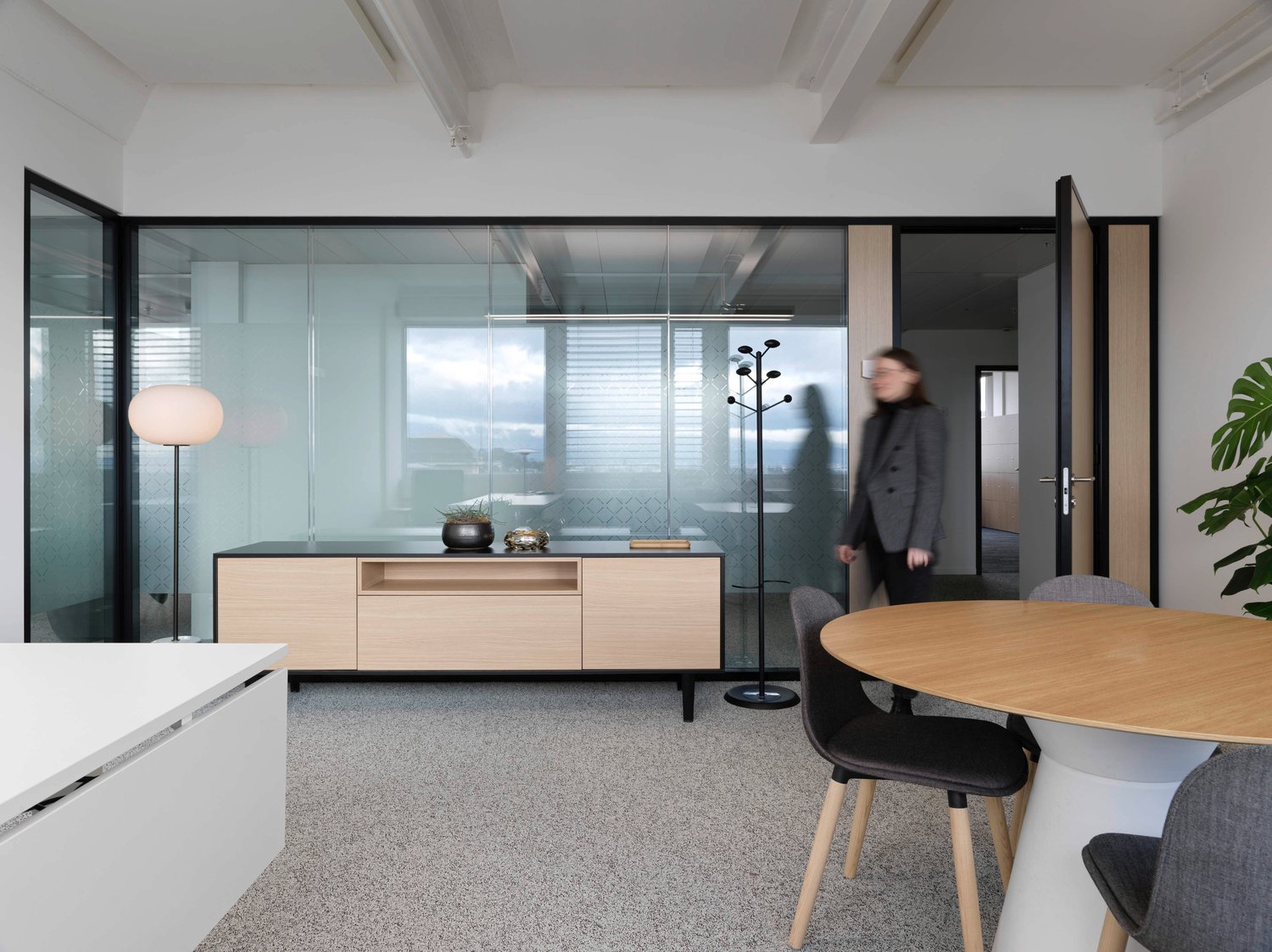 1294m² office