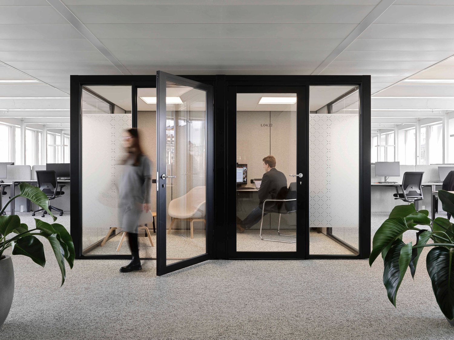 1294m² office