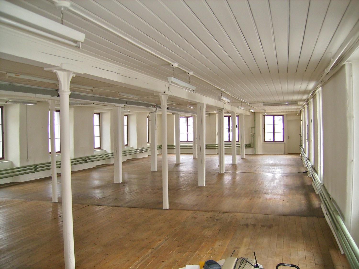 470m² commercial

Description :Immédiatement ou à convenir, vous pouvez louer 2 halls comme bureau, entrepôt, atelier ou magasin !   
  
Accès assuré par l'escalier ou l'ascenseur pour personnes   
geignet pour une activité commerciale silencieuse   
geant de passage de public   
utilisation comme s