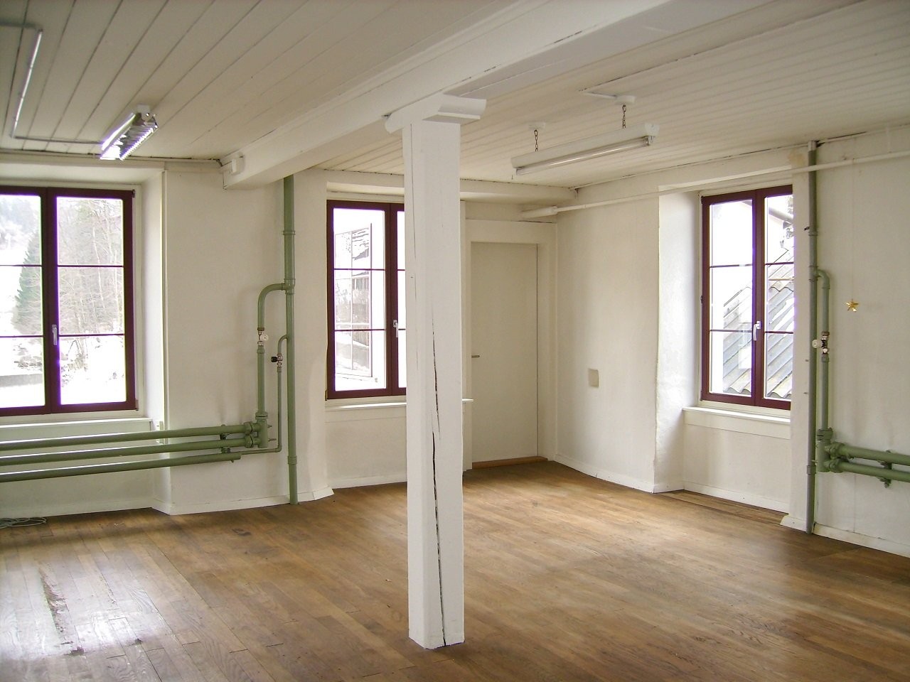 470m² commercial

Description :Immédiatement ou à convenir, vous pouvez louer 2 halls comme bureau, entrepôt, atelier ou magasin !   
  
Accès assuré par l'escalier ou l'ascenseur pour personnes   
geignet pour une activité commerciale silencieuse   
geant de passage de public   
utilisation comme s
