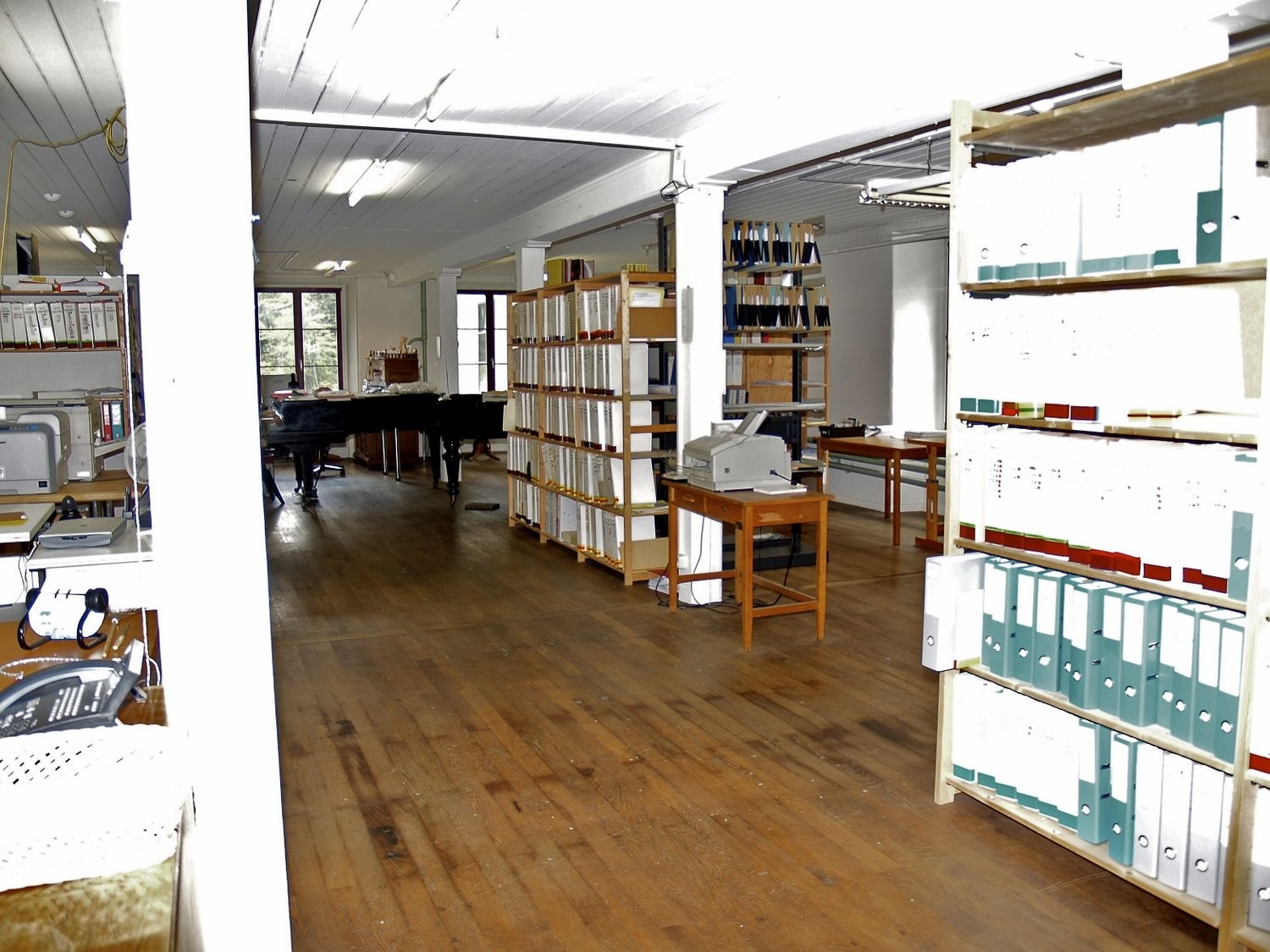 470m² commercial

Description :Immédiatement ou à convenir, vous pouvez louer 2 halls comme bureau, entrepôt, atelier ou magasin !   
  
Accès assuré par l'escalier ou l'ascenseur pour personnes   
geignet pour une activité commerciale silencieuse   
geant de passage de public   
utilisation comme s