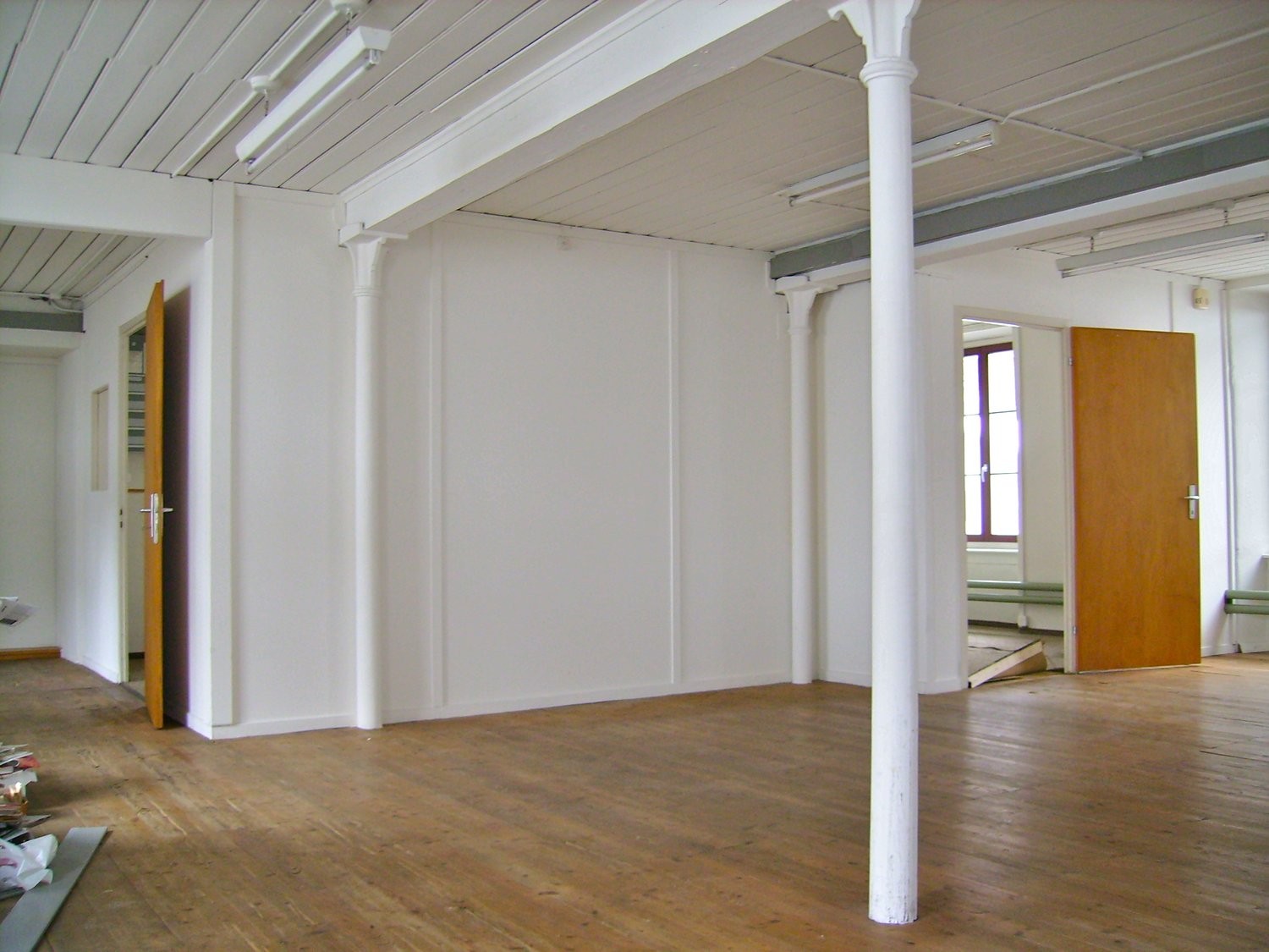 470m² commercial

Description :Immédiatement ou à convenir, vous pouvez louer 2 halls comme bureau, entrepôt, atelier ou magasin !   
  
Accès assuré par l'escalier ou l'ascenseur pour personnes   
geignet pour une activité commerciale silencieuse   
geant de passage de public   
utilisation comme s