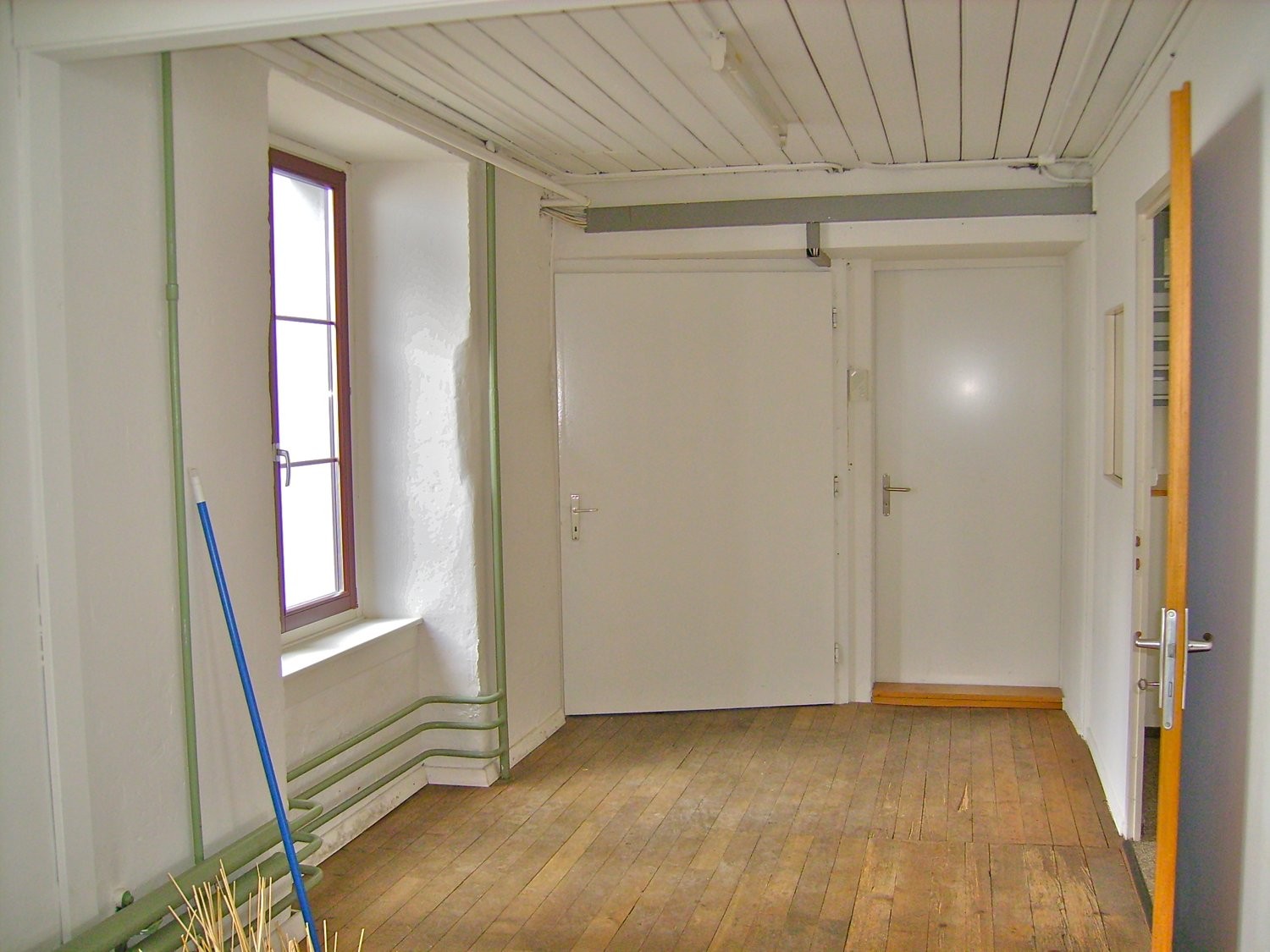 470m² commercial

Description :Immédiatement ou à convenir, vous pouvez louer 2 halls comme bureau, entrepôt, atelier ou magasin !   
  
Accès assuré par l'escalier ou l'ascenseur pour personnes   
geignet pour une activité commerciale silencieuse   
geant de passage de public   
utilisation comme s