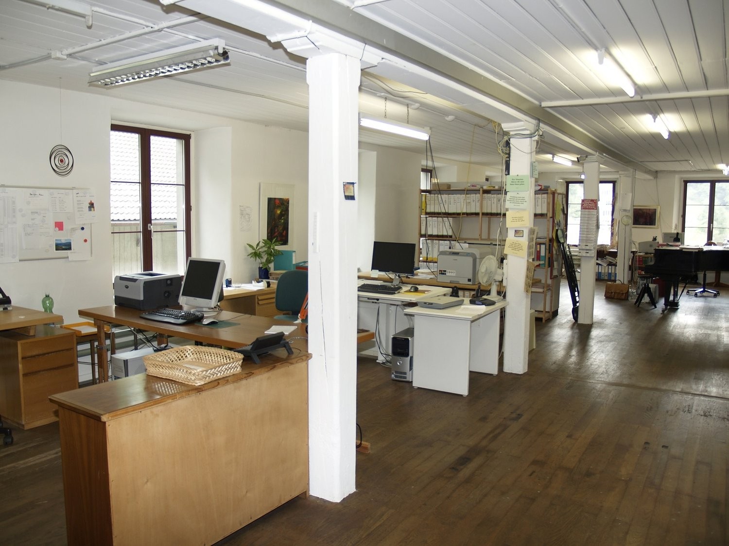470m² commercial

Description :Immédiatement ou à convenir, vous pouvez louer 2 halls comme bureau, entrepôt, atelier ou magasin !   
  
Accès assuré par l'escalier ou l'ascenseur pour personnes   
geignet pour une activité commerciale silencieuse   
geant de passage de public   
utilisation comme s