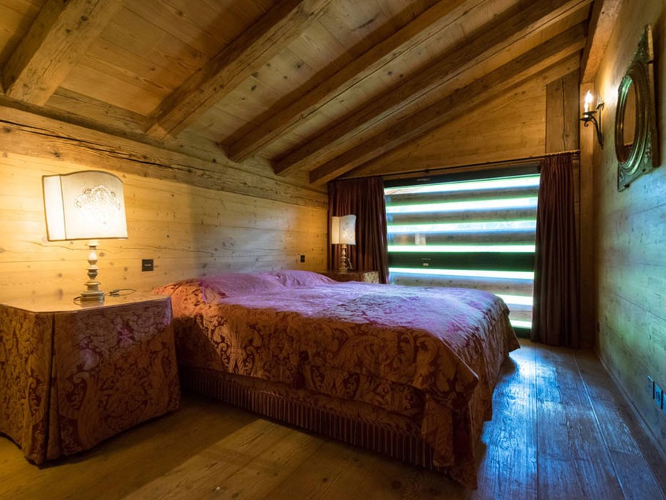 Maison individuelle de 5 pièces

Cette ferme luxueuse et magnifiquement restaurée a été conçue avec amour et soin. Elle est située sur 6 hectares de terrain et comprend des écuries pour chevaux.  
  
Vous profiterez de chaque détail luxueux de cette magnifique maison : la cuisine entièrement équipée, photo 7 sur 10