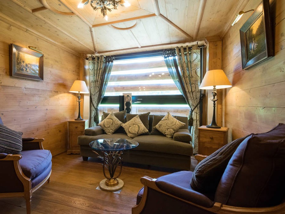 Maison individuelle de 5 pièces

Cette ferme luxueuse et magnifiquement restaurée a été conçue avec amour et soin. Elle est située sur 6 hectares de terrain et comprend des écuries pour chevaux.  
  
Vous profiterez de chaque détail luxueux de cette magnifique maison : la cuisine entièrement équipée, photo 6 sur 10